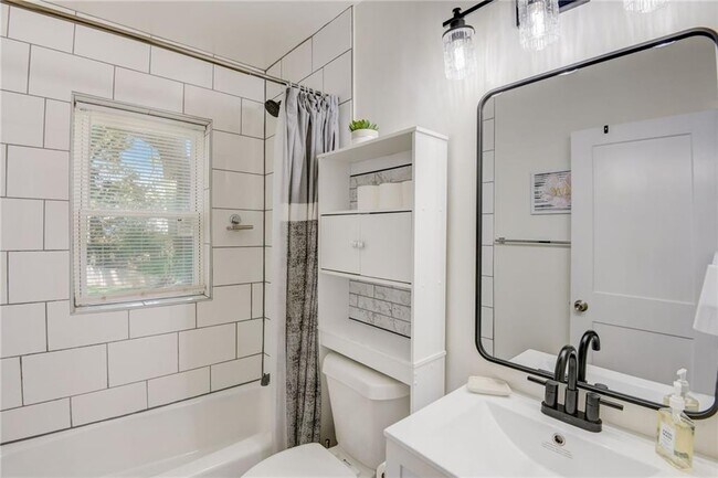 Building Photo - 711 Campbell Cir