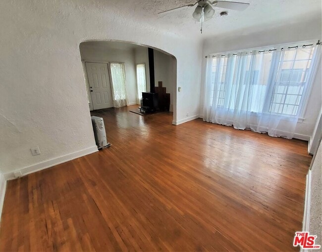 Building Photo - 813 N Poinsettia Pl