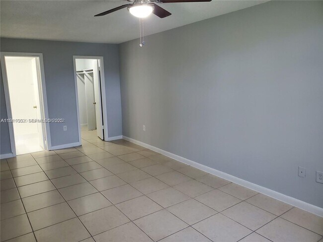 Building Photo - 9310 Fontainebleau Blvd