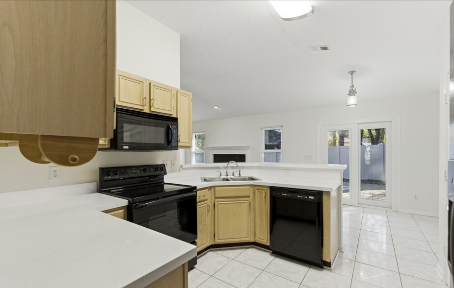 Building Photo - 8510 Majestic Oaks Dr S