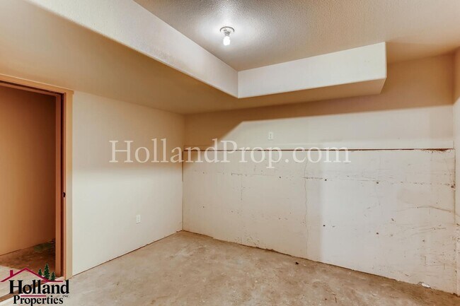 Building Photo - Pet free 3 bedroom Home with natural light...