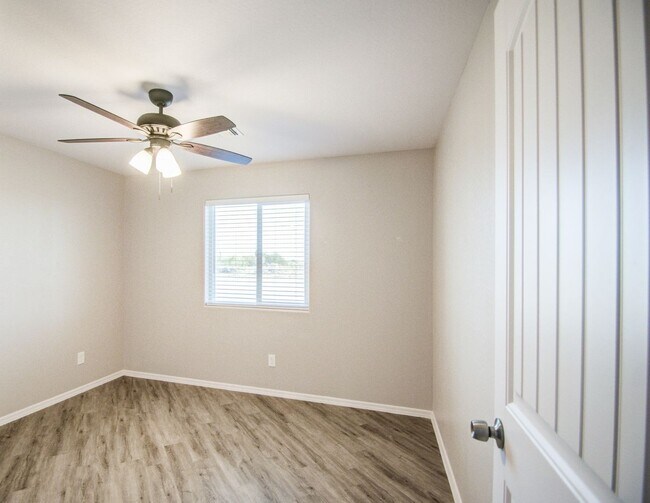 Building Photo - Large 1 + Acre Lot with 3 bedroom home in ...
