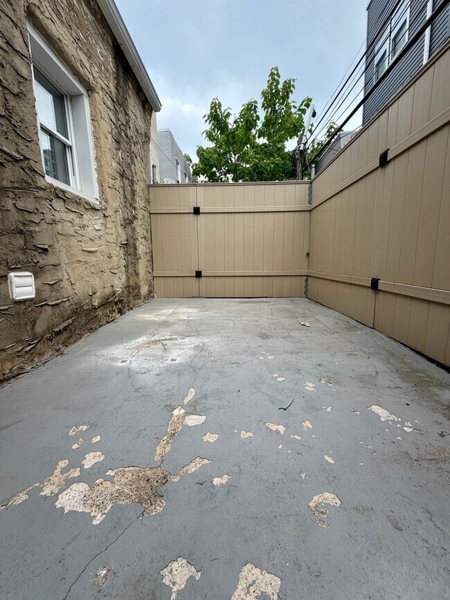 Building Photo - Stunning 3-Bedroom Home in Point Breeze! Available NOW!