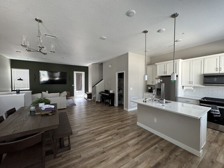 Building Photo - 1566 W 67th Dr