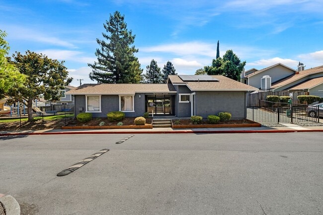 Building Photo - Large, Remodeled 3Bed/2.5Ba Townhome in Ha...