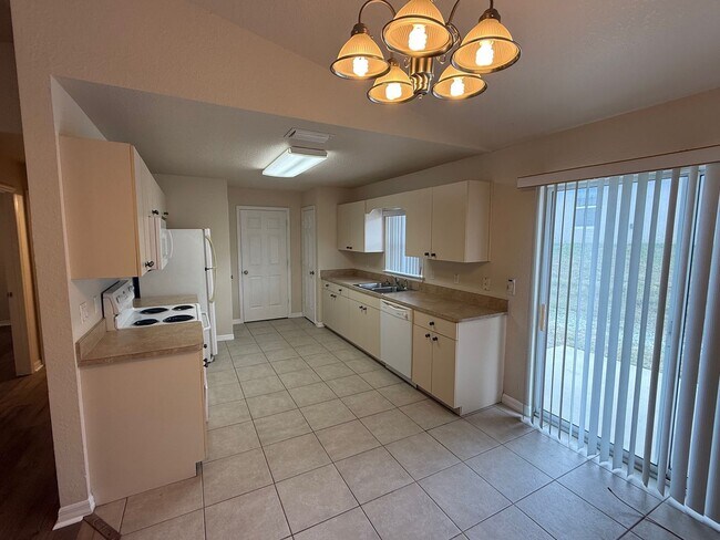 Building Photo - 2 Bedroom/2 Bathroom Apartment
