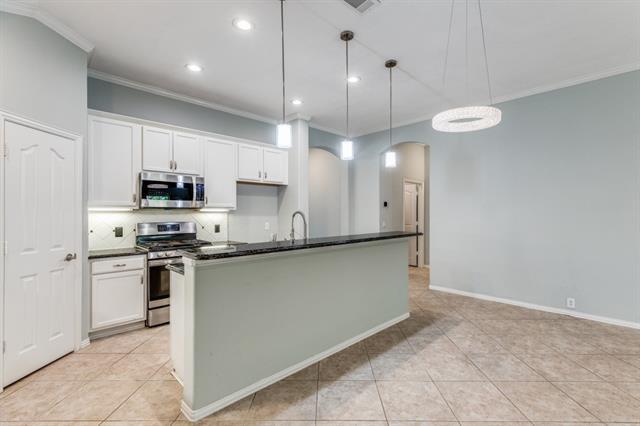 Building Photo - 2472 Deerwood Dr