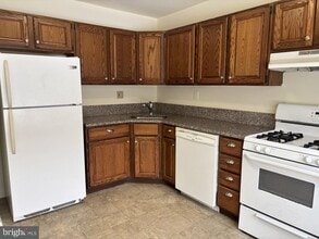 Building Photo - 2028 Yorktown N