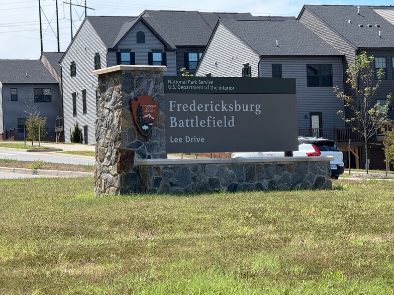 Building Photo - 327 Braehead Dr