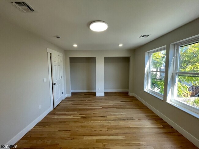 Building Photo - 119-121 Lewis St