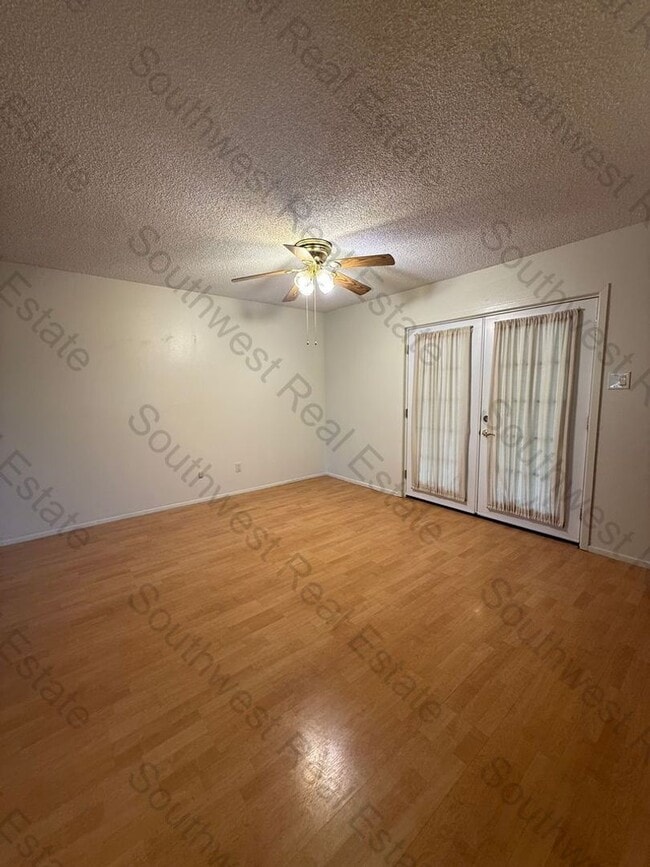 Building Photo - Spacious 2-bedroom 2 baths on the golf course!