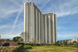 Building Photo - Sweeping views of the Berkeley hills from the 19th floor of Pacific Park Plaza in Emeryville!