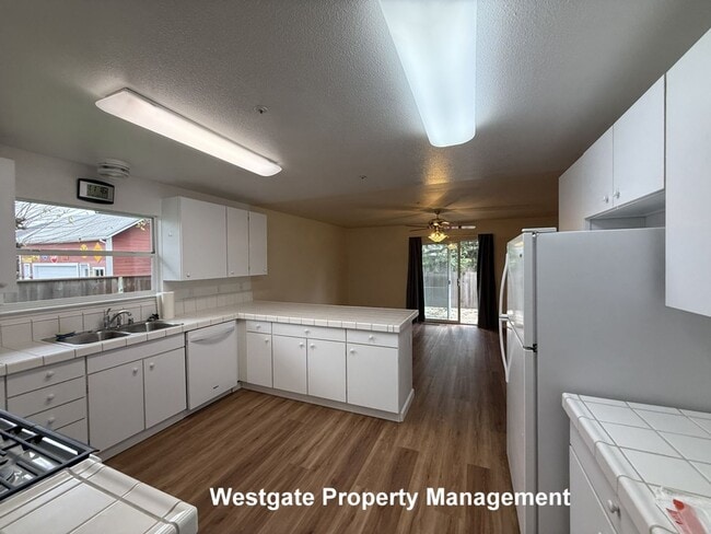 Building Photo - 821 B St