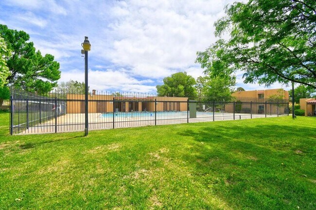 Building Photo - 931 Country Club Dr SE