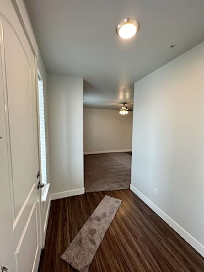 Building Photo - Bright 3 bed Condo with Pool, HOA, and Great Amenities!!