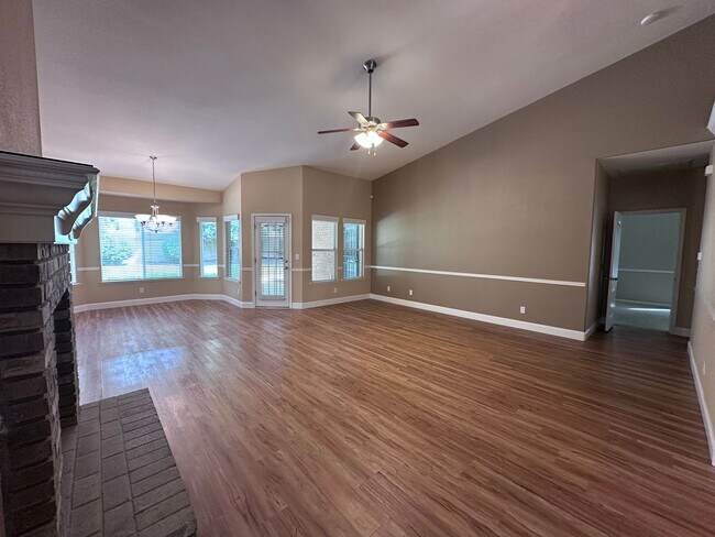 Building Photo - NW Visalia home coming soon!