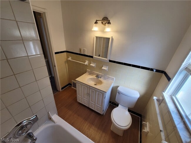 Building Photo - 255 E 250th St