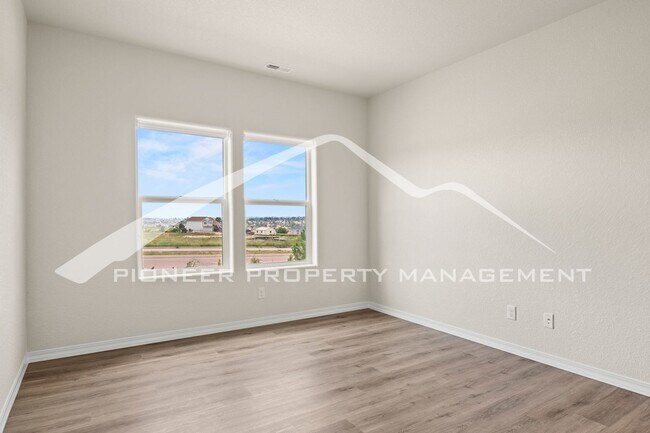 Building Photo - Modern 3-Bed + Office. Multi-Level Townhou...