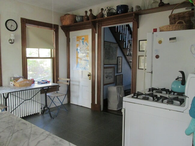Building Photo - 58 School St