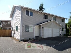 Building Photo - Fabulous 2-Bedroom Duplex w/Attached Garag...