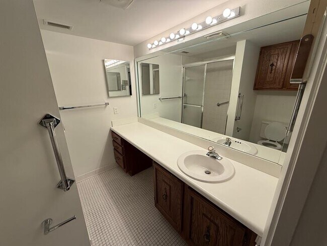 Building Photo - 6215 Coral Lake Dr
