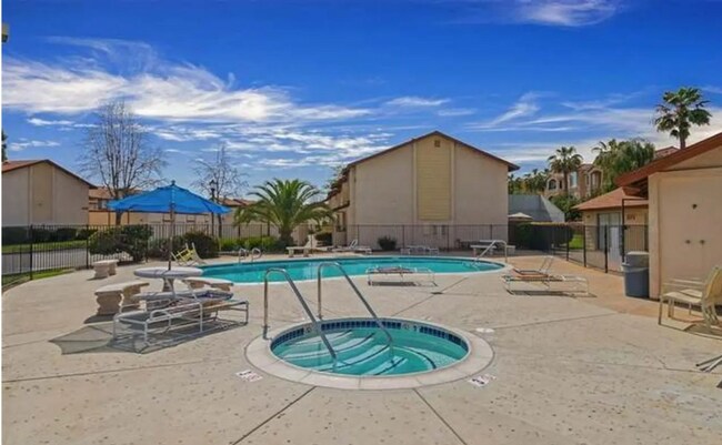 Building Photo - Quiet 2 bed/ 1.5 bath townhome in a gated ...