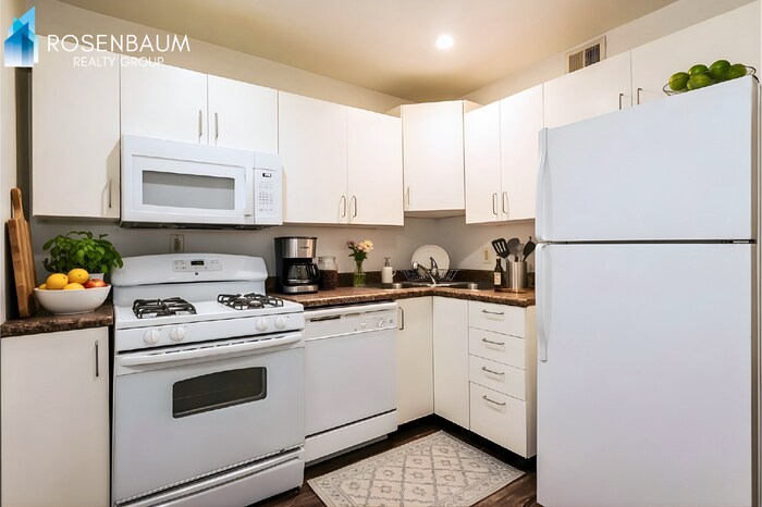 Building Photo - 770 N Dodge Blvd