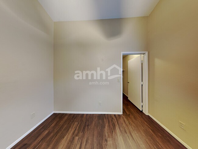 Building Photo - 9915 E Paseo Juan Tabo