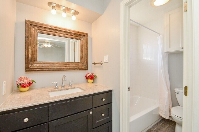 Building Photo - 9215 Sharpcrest St