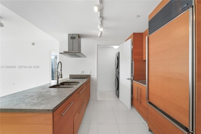 Building Photo - 495 Brickell Ave