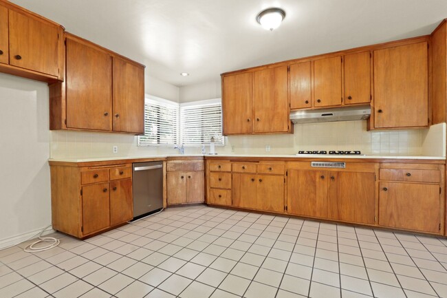 Building Photo - Spacious Whittier Home
