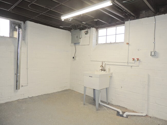 Building Photo - Impressively Renovated 4 Bedroom Cleveland Heights, Ohio Colonial for Rent!