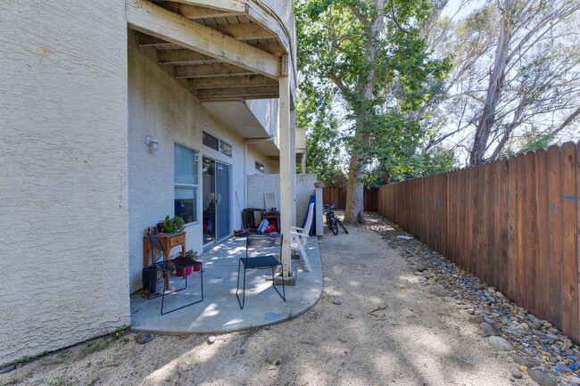 Building Photo - Spacious townhome close to UCD