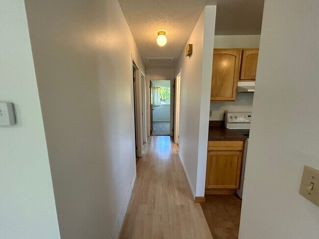 Building Photo - 5 Bed 2 Bath Home with 2 Car Attached Gara...