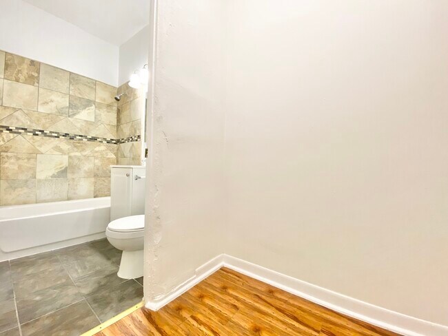Building Photo - 1516 S Wilton Pl