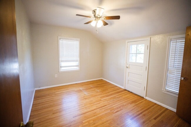 Building Photo - Beautiful, functional, and clean three bed...