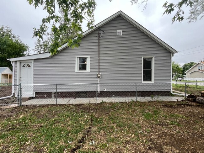 Building Photo - 924 16th Ave
