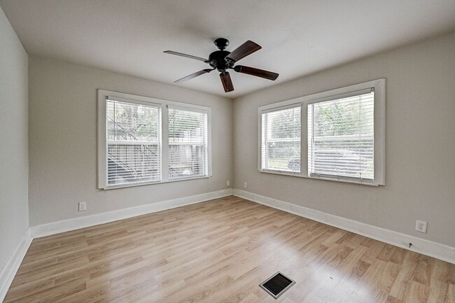 Building Photo - Stunning 1920´s Duplex located in the Hear...