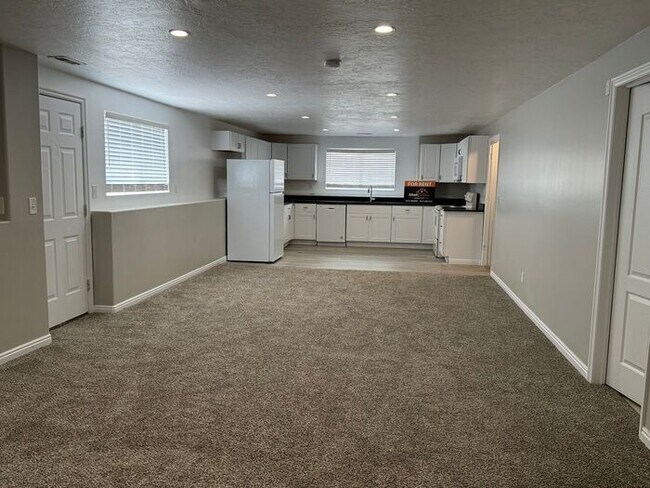 Building Photo - 5 bdrm 3 bth Home 2 Car Garage- Solar Pane...