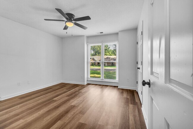 Building Photo - AVAILABLE NOW!! 5 Bedroom 3.5 Bath Fully R...