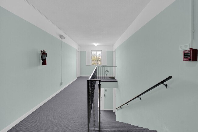 Building Photo - 406 S Cypress Rd