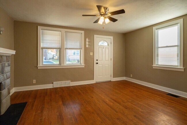 Building Photo - SCORE 1ST MONTH'S RENT FREE IF SIGNED BY FEB 6! Gorgeous 2 bedroom with BONUS ROOM in Scott Towns...