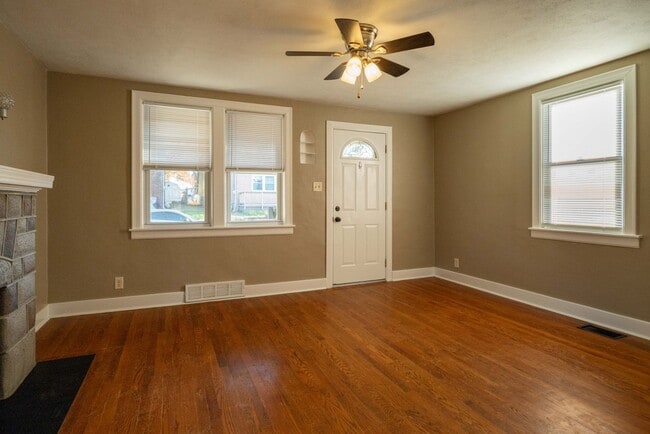 Building Photo - SCORE 1ST MONTH'S RENT FREE IF SIGNED BY FEB 6! Gorgeous 3 bedroom home in Scott Township availab...