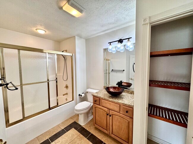 Building Photo - 433 Deer Lake Pl