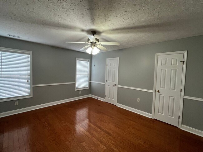Building Photo - Charming 3 Bed, 2 Bath Plus Bonus Room in ...