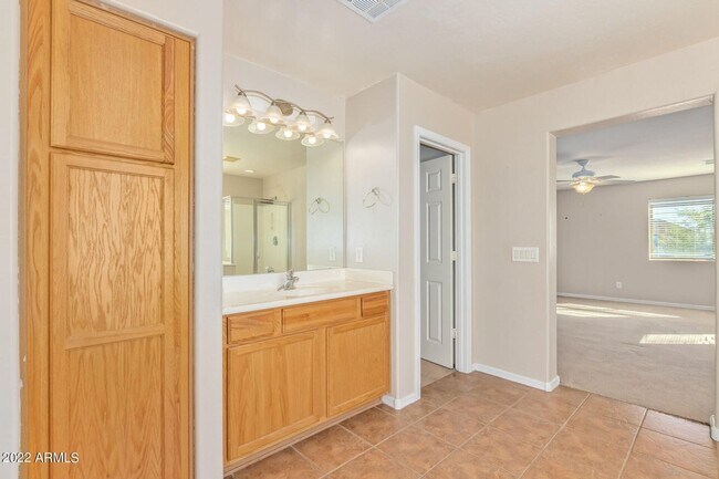 Building Photo - Beautiful 5 bedroom, 3 bathroom home in Surprise AZ