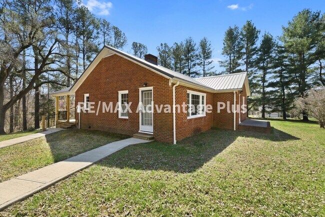 Building Photo - Beautiful brick home with full basement in Prospect