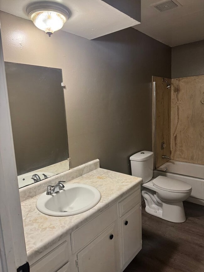 Building Photo - 2 Bedroom | 1 bath - Remodeled Unit Locate...