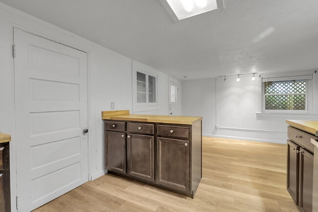 Building Photo - $1,395.00 - 2 Beds, 1 Bath, Condo in Denve...