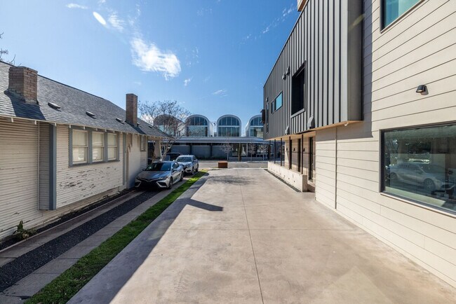 Building Photo - 1264 W Magnolia Ave